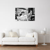 Alain delon lit France Soir pendant les répétitions du Show Zizi Jeanmaire 1970