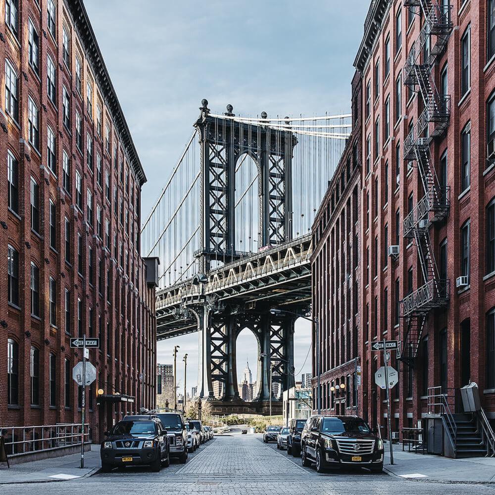 MANHATTAN BRIDGE OVER EAST RIVER - イエローコーナーのアートフォト