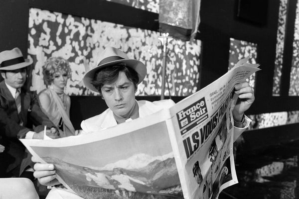 Alain delon lit France Soir pendant les répétitions du Show Zizi Jeanmaire 1970