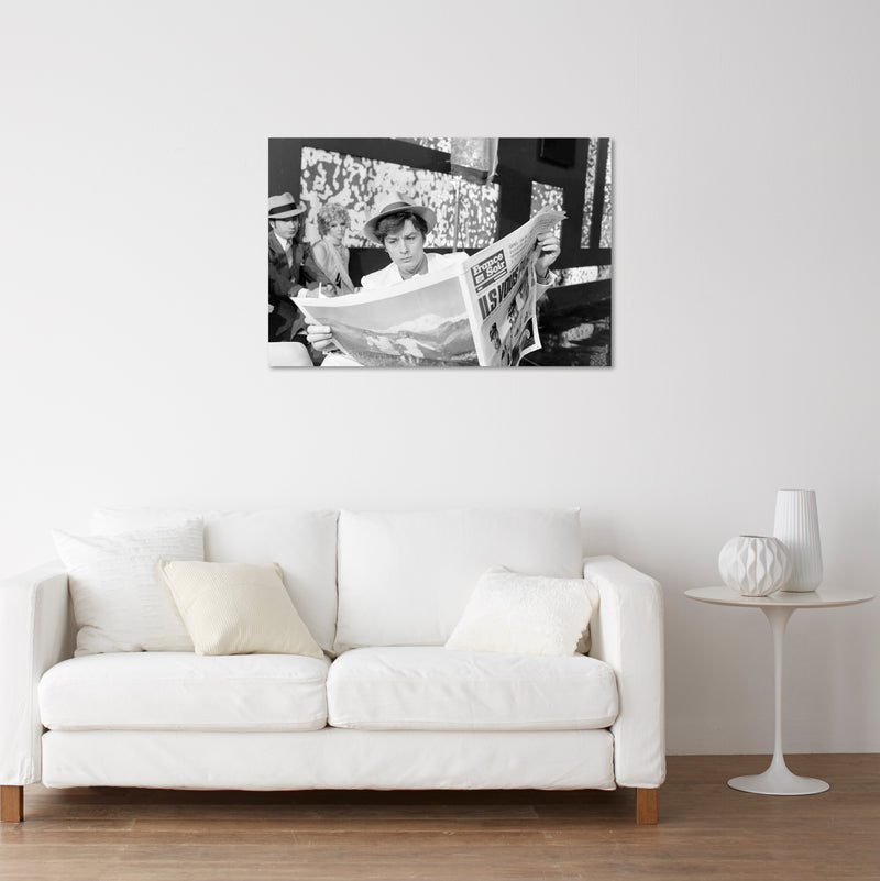 Alain delon lit France Soir pendant les répétitions du Show Zizi Jeanmaire 1970