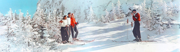 SKIERS TAKING SNAPSHOTS VERMONT 1951の作品画像