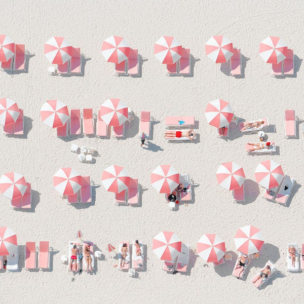 PINK UMBRELLAS - イエローコーナーのアートフォト／写真作品 – ROOM＋