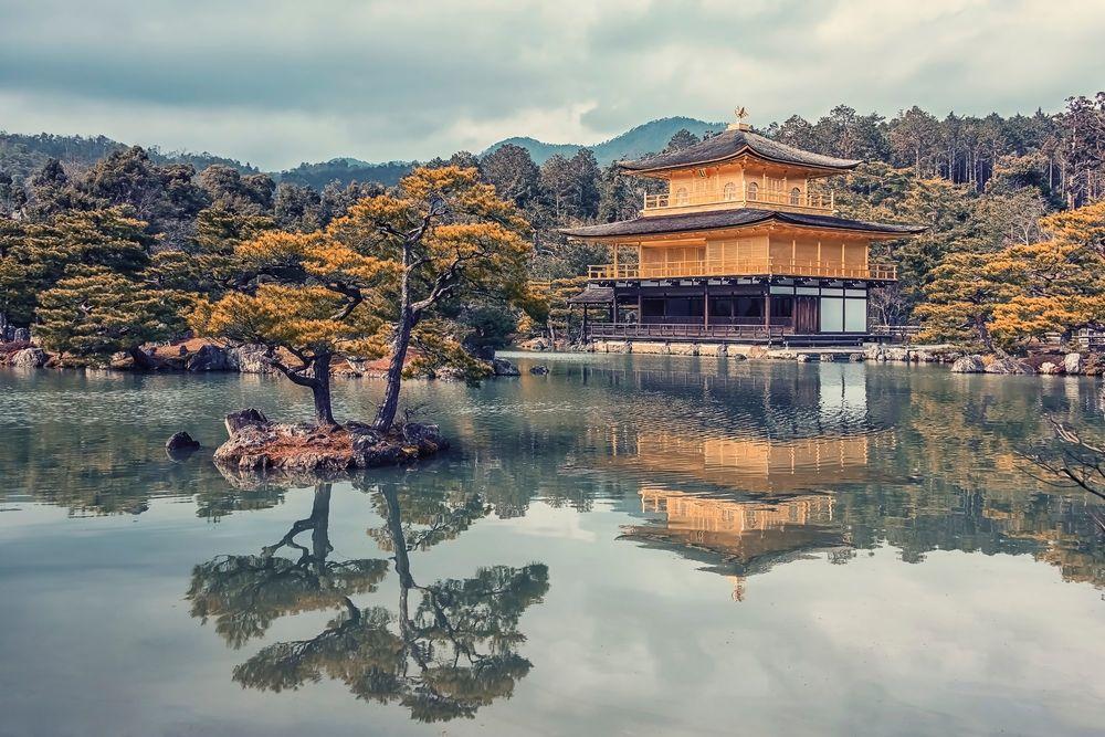 KINKAKU JI - イエローコーナーのアートフォト／写真作品 – ROOM＋